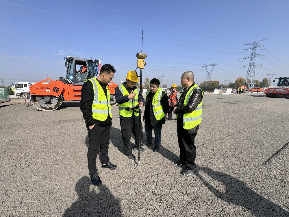 以“智”提“質(zhì)”，創(chuàng)新引領(lǐng)未來｜路橋集團(tuán)赴現(xiàn)場(chǎng)考察拓普康3DmmGPS攤鋪技術(shù)